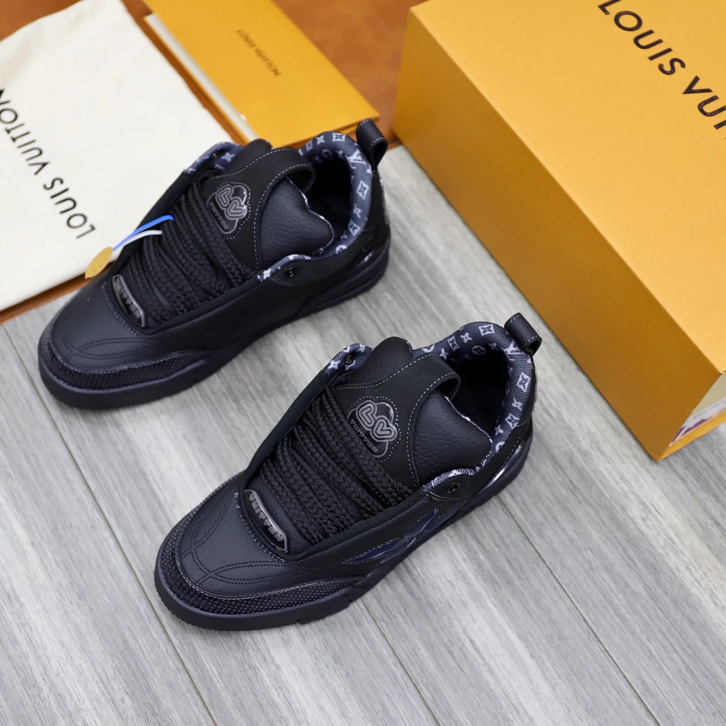 Men's shoes 💰: 860💰 LV Louis Vuitton TRAINER new sneakers are shipped. Louis Vuitton men's artistic director Virgil Abloh took inspiration to create this LV Trainer sneaker. Yingze crystal inlays present a colorful effect, with two gorgeous effect colors to choose from. The LV diamond letter logo badge on the tongue is gorgeous and noble. The LV letters are decorated on the side. The outsole is decorated with a Monogram flower pattern. It shows the trend of elegance and nobility! Men's model: 39-44 (38, 45, 46 customized)